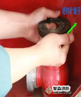把消火栓手輪逆時(shí)針旋開噴水
